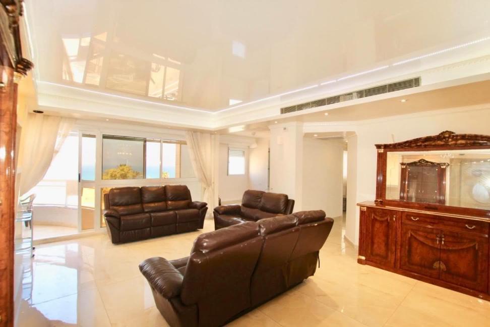 Royal Beach Front Apartments Нетания Экстерьер фото
